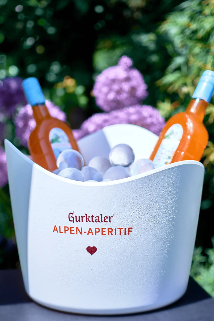 Gurktaler Kühlerset: 1x hochwertiger Kühler (Durchmesser: 24cm), 1x Gurktaler Alpen-Aperitif 0,7l 16% vol und 2 Gurktaler Alpen-Aperitif Gläser