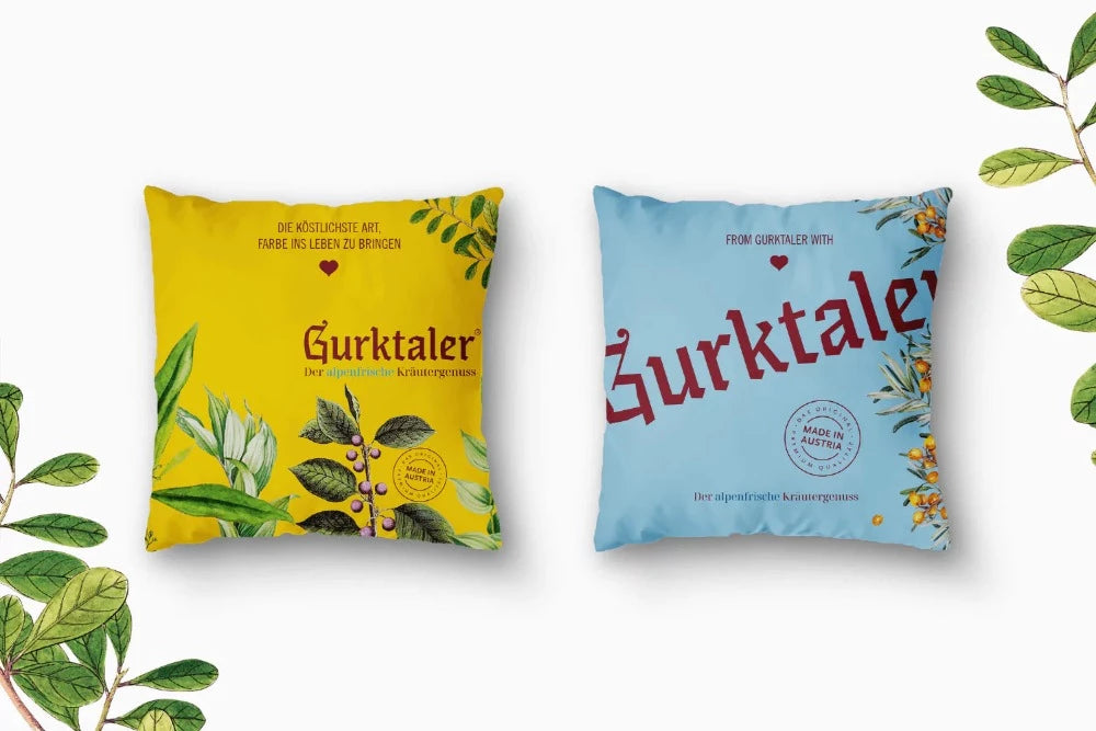 Gurktaler Outdoor Kissen. Von der einen Seite gelb und von der anderen Seite blau