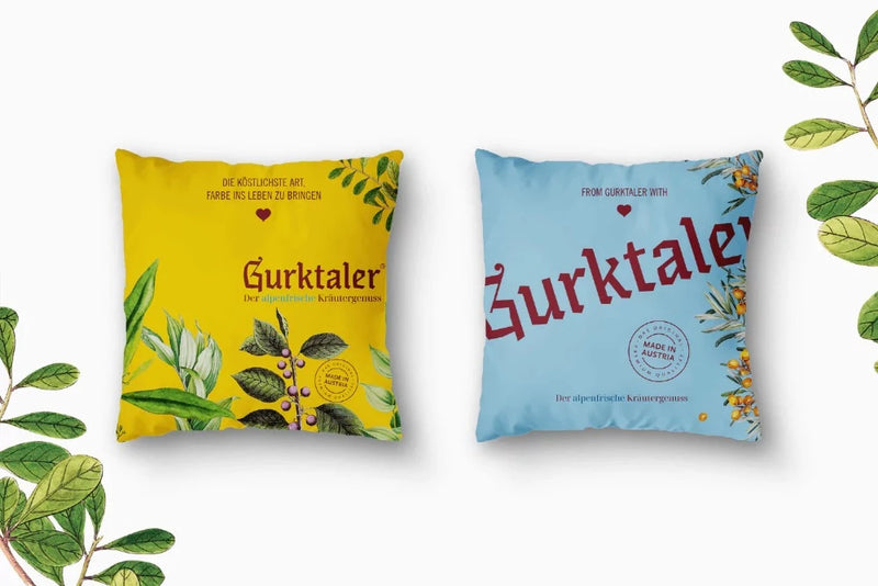 Gurktaler Outdoor Kissen. Von der einen Seite gelb und von der anderen Seite blau